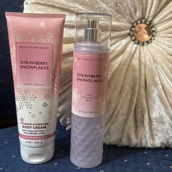 BATH & BODY WORKS SET. . . STRAWBERRY SNOWFLAKES SCENT - Picture 2 of 6